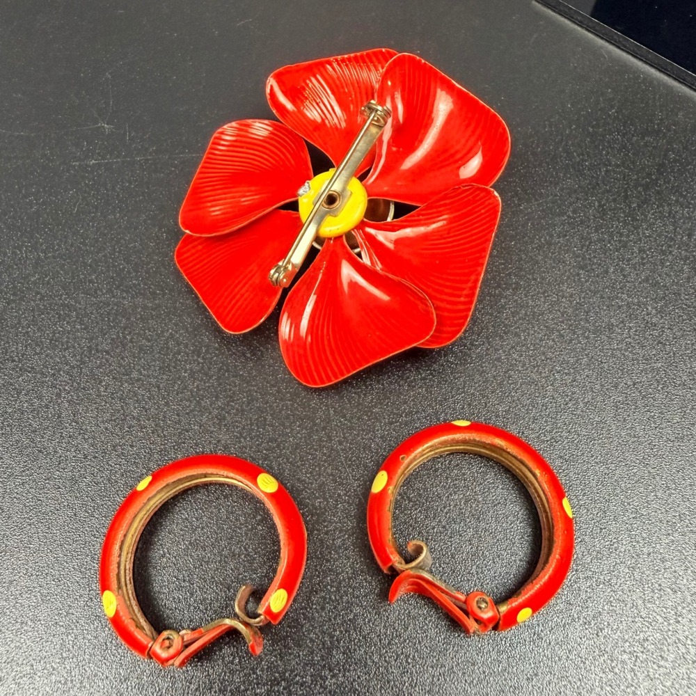 Vintage Red Yellow Polka Dot Enamel‎ Flower Brooch Hoop Clip Earrings 1960s - Picture 8 of 12